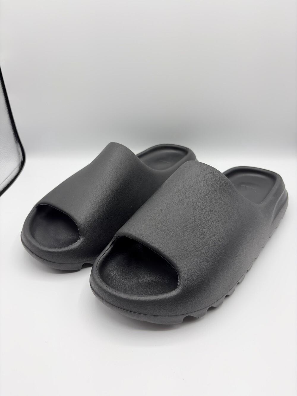 New adidas Yeezy Slides Sandals Men’s Sz 12 Black NWOB